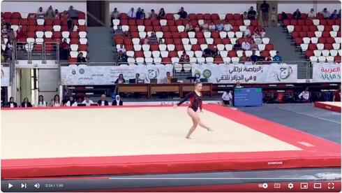 המתעמלת הרוסייה אלכסנדרה מקסימובה מתחרה במדי סוריה בתחרויות הפאן־ערביות. אפילו קטפה מדליה, צילום: youtube