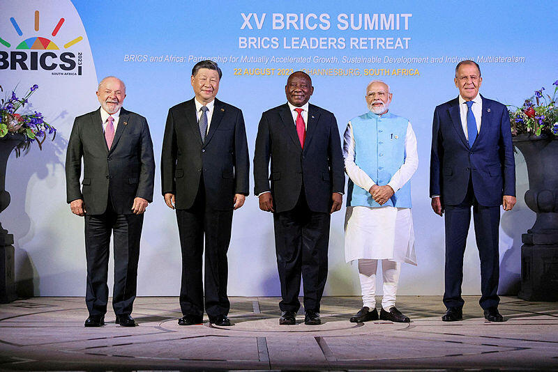 נשיא ברזיל לולה, נשיא סין שי ג'ינפינג, נשיא דרום אפריקה סיריל רמפוזה, ראש ממשלה הודו נרנדרה מודי, ושר החוץ של רוסיה סרגיי לברוב בפסגת מדינות BRICS
