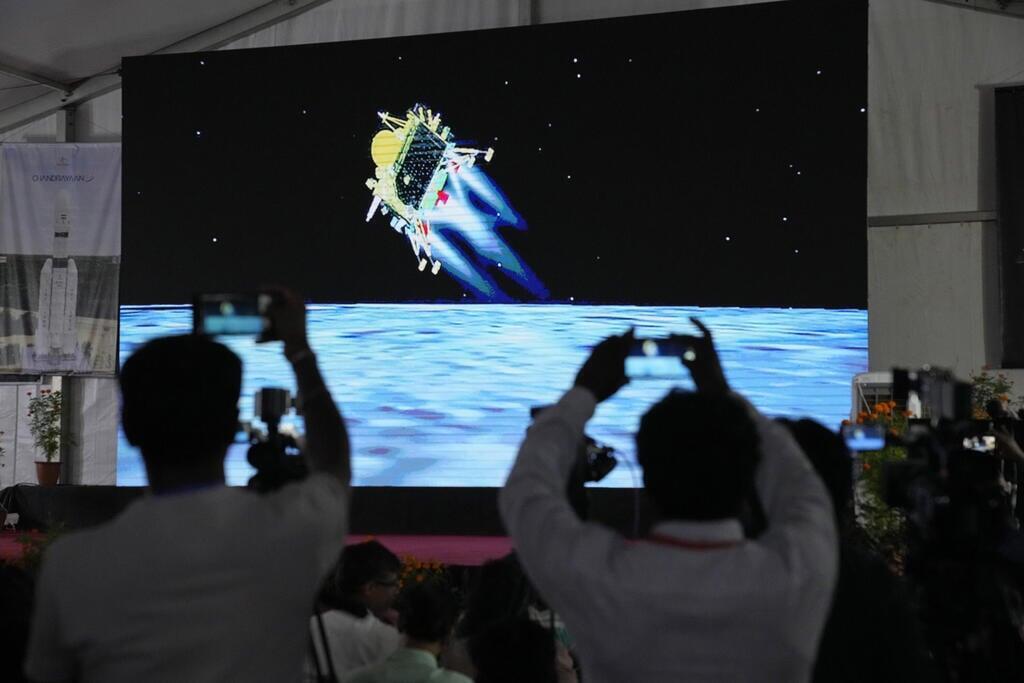 החללית ההודית הודו צ'נדריאן 3 נחתה על הירח חדר הבקרה