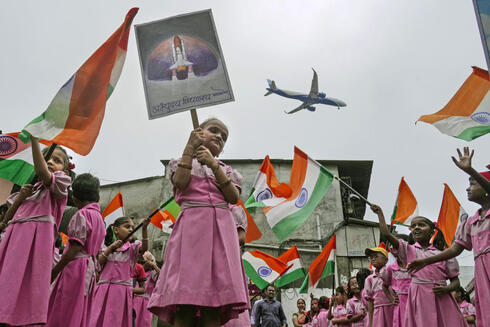חגיגות בהודו אחרי הנחיתה על הירח, צילום: AP / Rajanish Kakade
