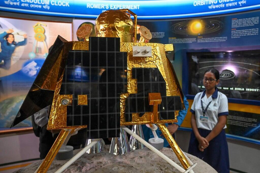דגם של החללית ההודית צ'נדריאן 3 נחתה על הירח