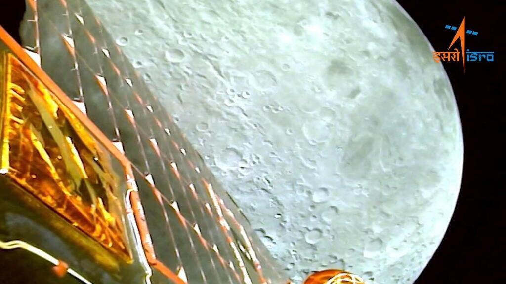 החללית ההודית הודו צ'נדריאן 3 על רקע הירח נחתה על הירח