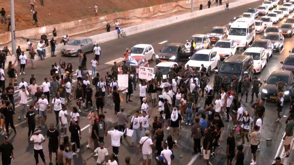 הפגנה בתל אביב חוסמים את איילון בדרישה להחמיר את העונש לדורסת הילד רפאל אדנה 