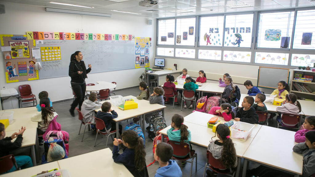 מורה בכיתה. "שליחת יד בוטה לכספי העמיתים" (צילום: תומי הרפז) חינוך בית ספר כיתה בחינוך הממלכתי