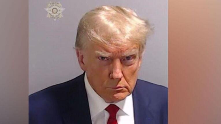 תמונת המעצר חסרת התקדים של דונלד טראמפ. "תהיה פופולרית יותר מהמונה ליזה"