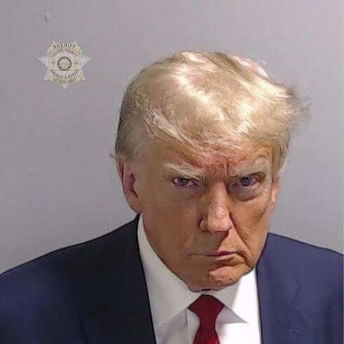 תמונת המעצר חסרת התקדים של דונלד טראמפ. "תהיה פופולרית יותר מהמונה ליזה", צילום: AP