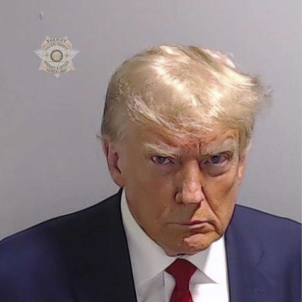 תמונת המעצר חסרת התקדים של דונלד טראמפ. "תהיה פופולרית יותר מהמונה ליזה"