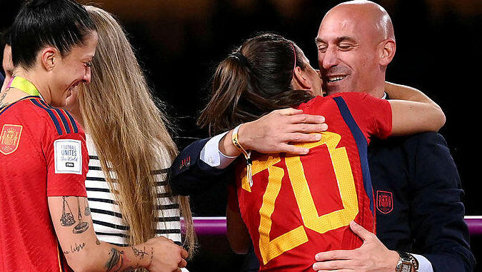 יו"ר ההתאחדות הכדורגל של ספרד לואיס רוביאלס מחבק את ג'ני הרמוסו לאחר משחק הגמר, צילום:  FRANCK FIFE / AFP