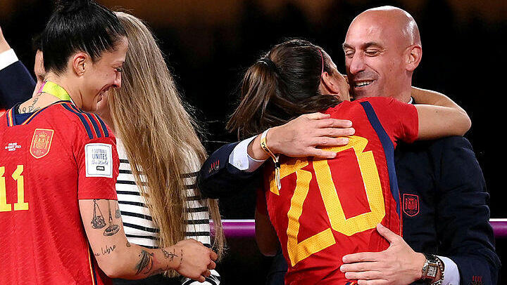 יו"ר ההתאחדות הכדורגל של ספרד לואיס רוביאלס מחבק את ג'ני הרמוסו לאחר משחק הגמר
