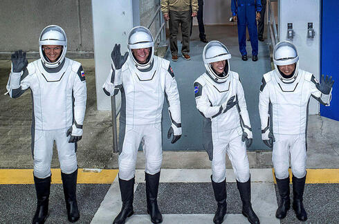 ארבעת האסטרונאוטים. מימין: סאטושי פורוקאווה, ג