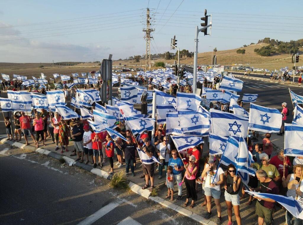 נהלל הפגנה הפגנת מחאה מחאת מפגינים מפגינות מוחים מוחות מהפכה משפטית דגלים דגלי ישראל 