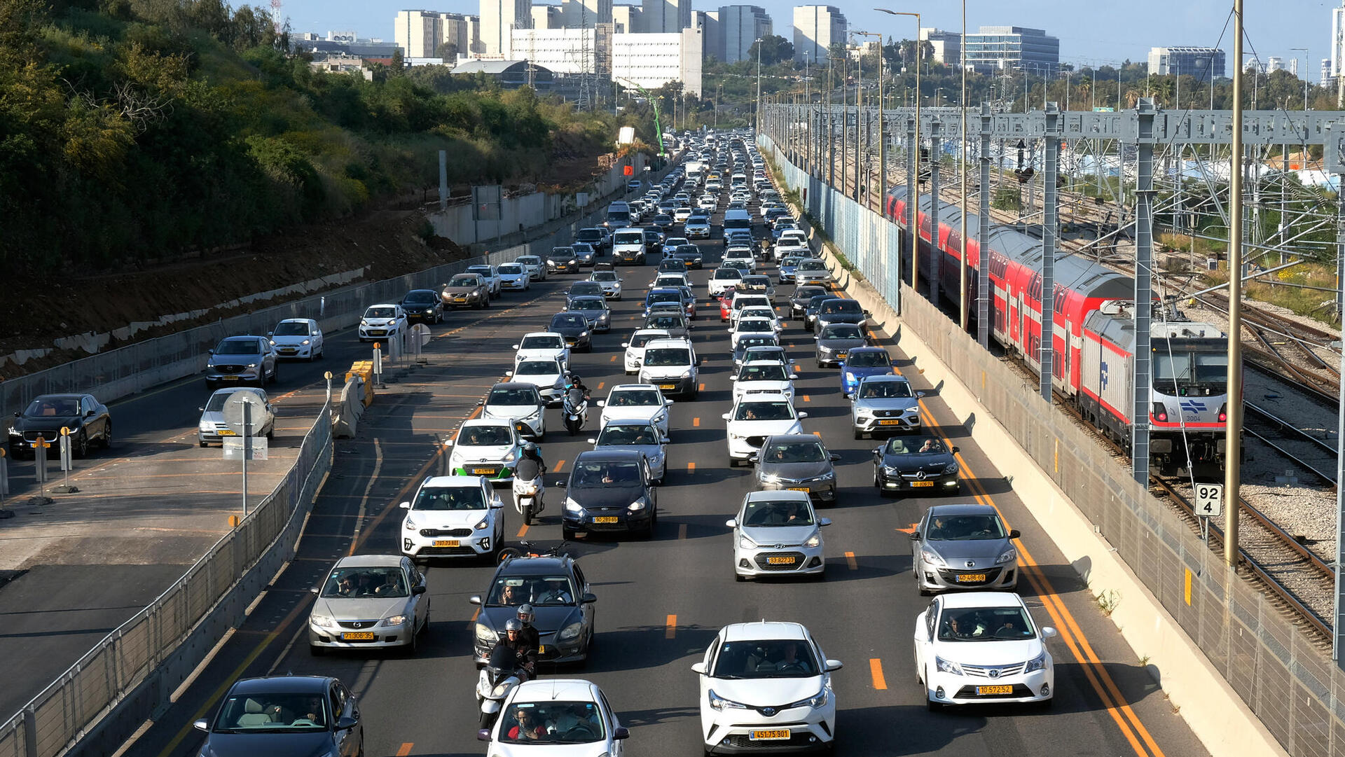 פקק תנועה ב נתיבי אילון   תל אביב כביש כבישים עומס תנועה פקקים