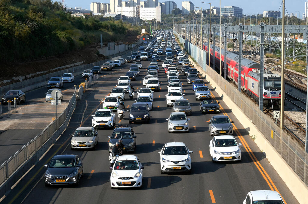 פקק תנועה ב נתיבי אילון   תל אביב כביש כבישים עומס תנועה פקקים
