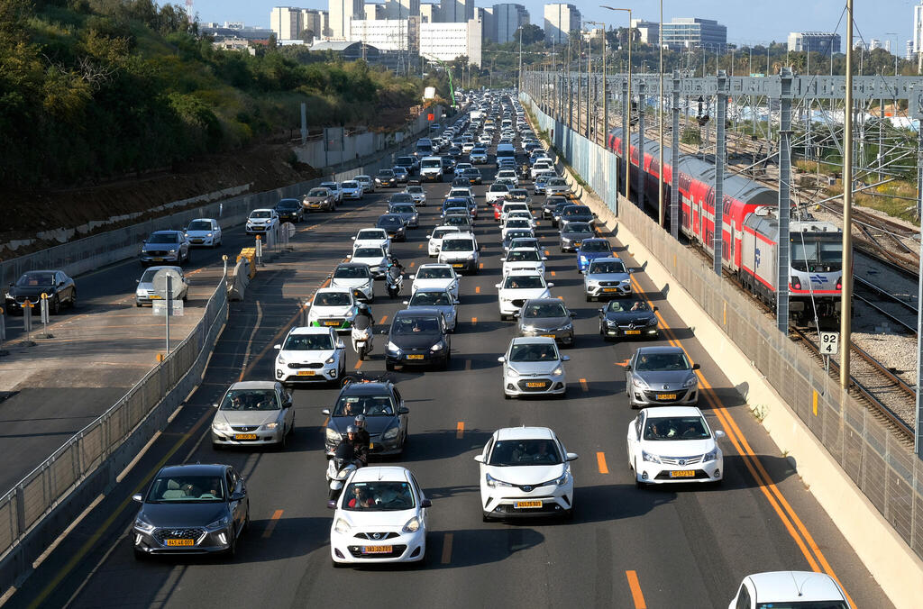 נתיבי איילון. בקרוב גם רכבי משטרה מנהליים יצלמו אתכם (צילום: שאול גולן) פקק תנועה ב נתיבי אילון תל אביב כביש כבישים עומס תנועה פקקים