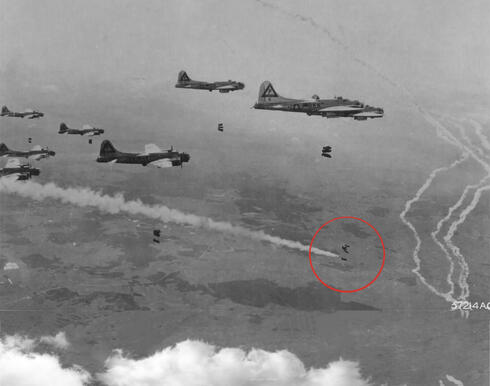 הטלת פצצות ממטוס מוביל, צילום:  USAF