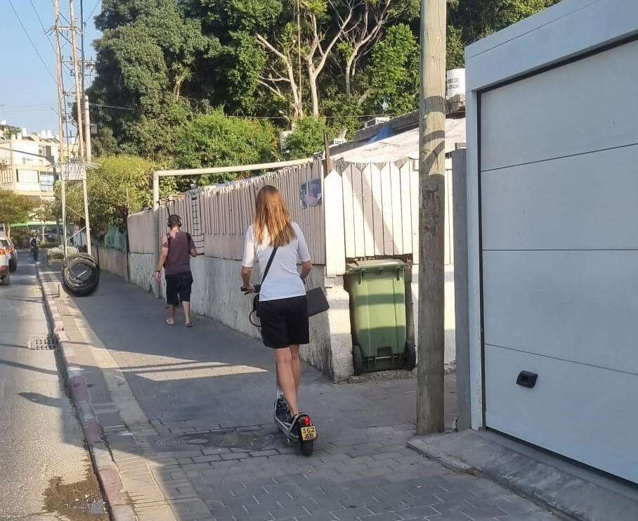 רוכבת קורקינט בתל אביב קורקינט שיתופי קורקינטים שיתופיים