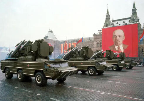 הכיכר האדומה במצעד סובייטי. איך זה היה נראה בכיכר טרפלגר?, צילום:  TASS