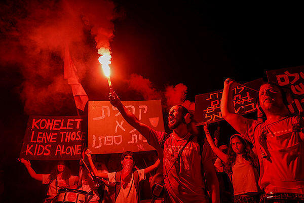 "קהלת לא בבית ספרנו". המחאה בתל אביב, צילום: Amir Cohen / Reuters