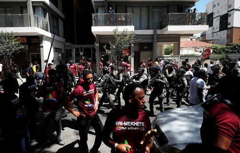 המהומות בדרום תל אביב, צילום: EPA/ATEF SAFADI EDITORS