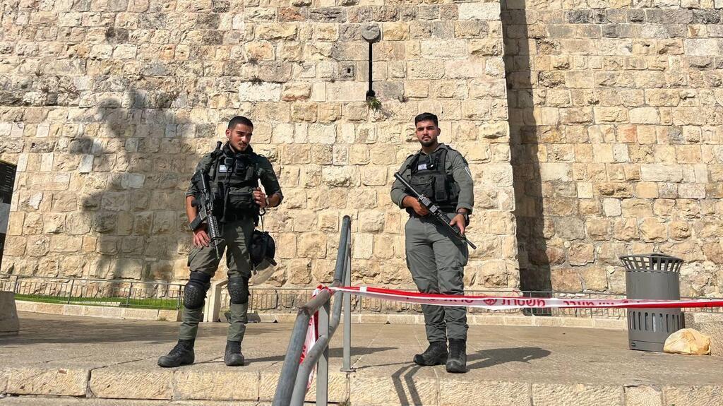 שוטרים ליד זירת הפיגוע בשער יפו בירושלים