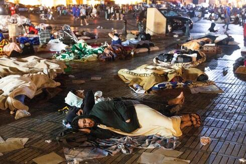"אנשים נרדמו בלובי, על הרצפה ובדשא ליד הבריכה". במרוקו לפנות בוקר, צילום: FADEL SENNA / AFP