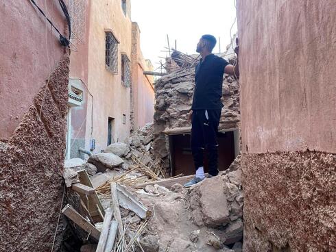 חולפים על השברים ומצלמים. הנזק במרקש, צילום: REUTERS/Abdelhak Balhaki