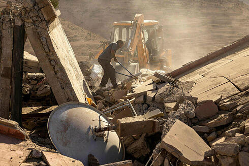 ניסיונות חילוץ בכפר Tafeghaghte, צילום: FADEL SENNA / AFP