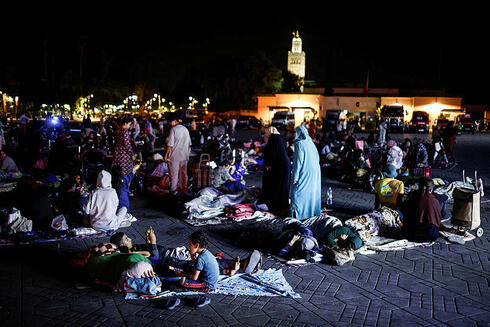 מפונים מחוץ למסגד במרקש, צילום:  EPA/YOAN VALAT