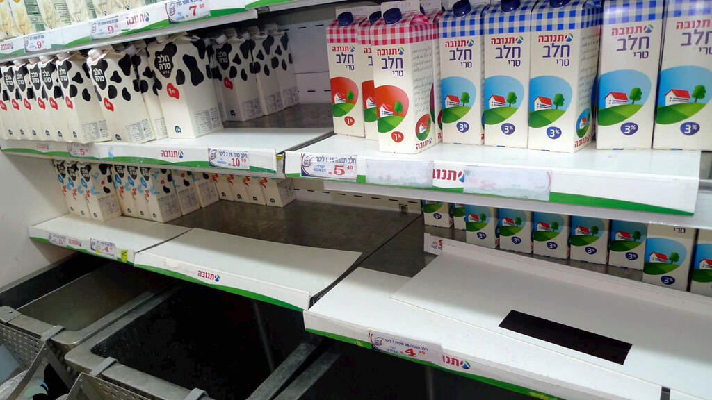 מדפי חלב ברשתות השיווק. מחיר החלב הגולמי יופחת החל מחודש אפריל ב־15% (צילום: יריב כץ) מדפי חלב ברשתות השיווק.
