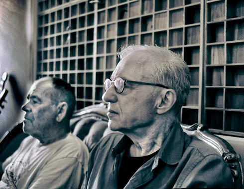 דוד גרוסמן וזאב טנא באולפן ההקלטות, צילום: עובד צורף