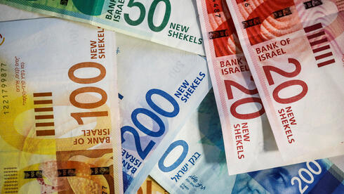 צילום: REUTERS/Nir Elias/Illustration/File Photo "תשלמו לי במזומן - ותקבלו הלוואה": מנהלת סניף בבנק מסד חשודה בהונאת לקוחות