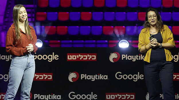 כנס הגיימינג של ישראל - מימין אנה פישביין מנהלת תעשיית גיימינג Google ו מרים גדיאל יוטיוברית ויוצרת תוכן ל Gen Z וידאו