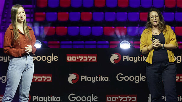 כנס הגיימינג של ישראל - מימין אנה פישביין מנהלת תעשיית גיימינג Google ו מרים גדיאל יוטיוברית ויוצרת תוכן ל Gen Z וידאו
