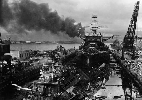 הגרוטאות הבוערות הללו היו לא מזמן אוניות מלחמה. שאריות פרל הארבור, צילום: Wikimedia