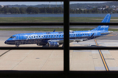 מטוס של חברת התעופה JetBlue, צילום: EPA/MICHAEL REYNOLDS
