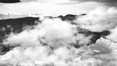 פרל הארבור מתחת לעננים, צילום: NARA