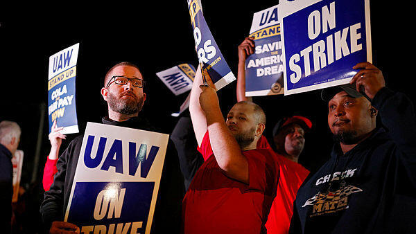 ארה&quot;ב: 7,000 עובדים נוספים יצטרפו לשביתה במפעלי הרכב