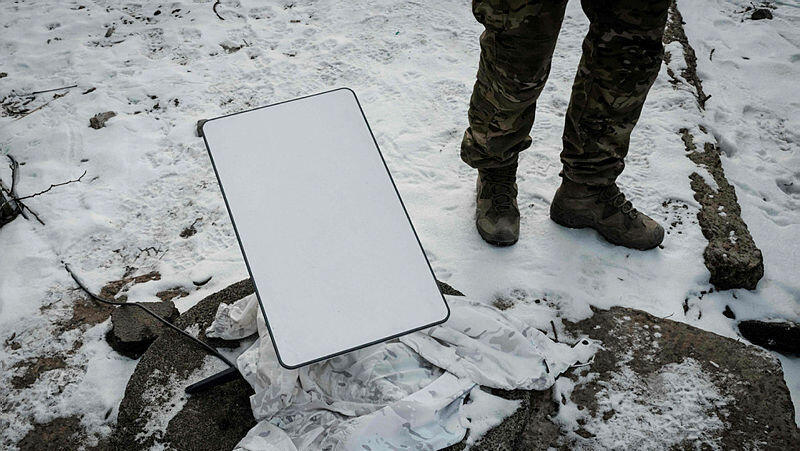 חייל של צבא אוקראינה ליד אנטנה של סטארלינק פברואר 2023