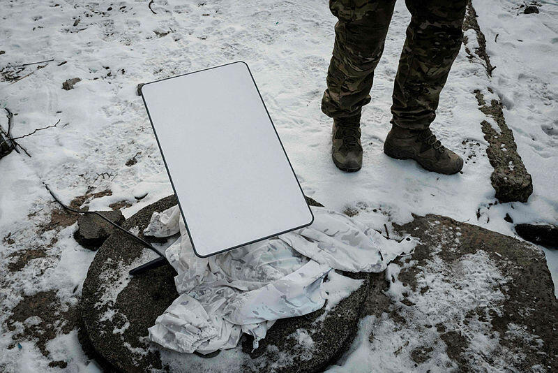 חייל של צבא אוקראינה ליד אנטנה של סטארלינק פברואר 2023
