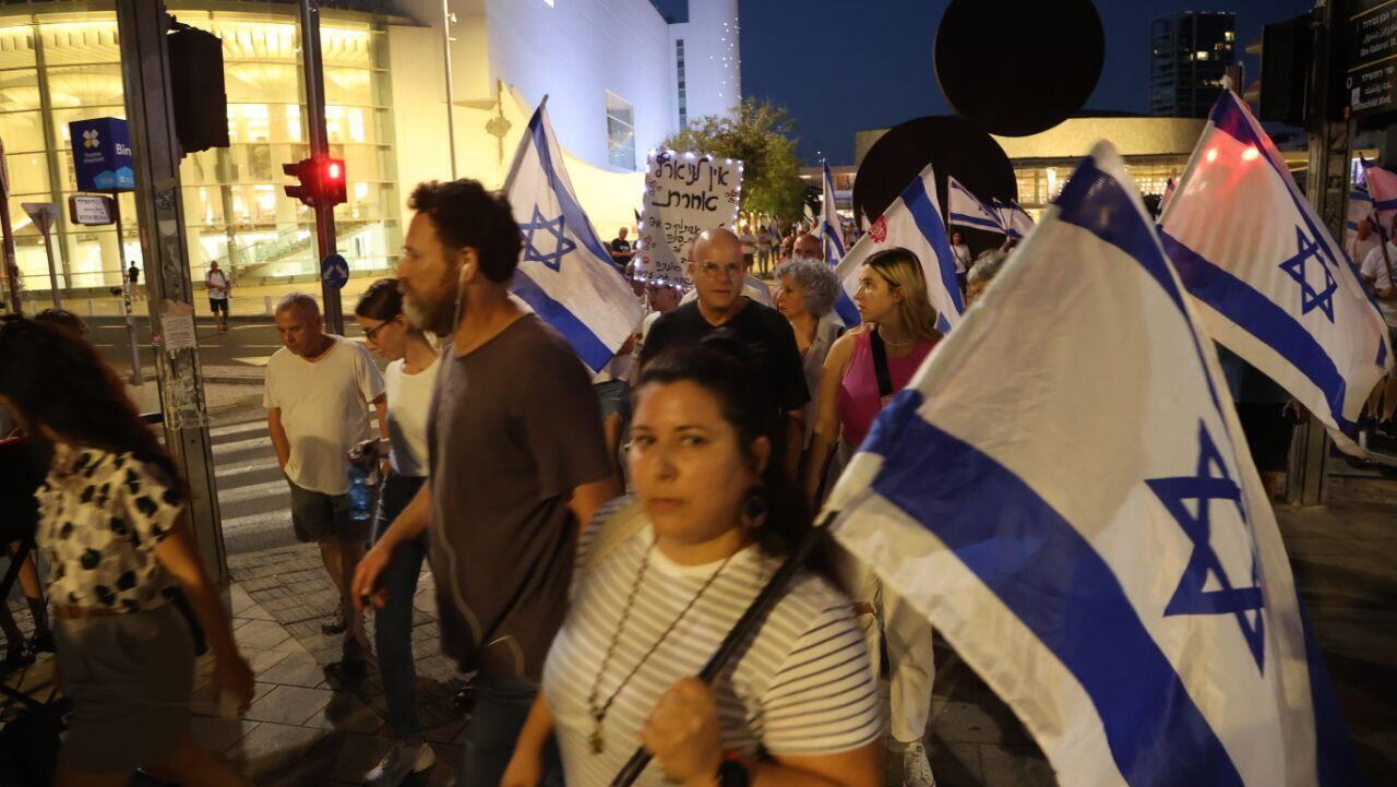 רוטשילד תל אביב קפלן צעדה צועדים צעדת הפגנה הפגנת מחאה מחאת מפגינים מפגינות מוחים מוחות מהפכה משפטית 