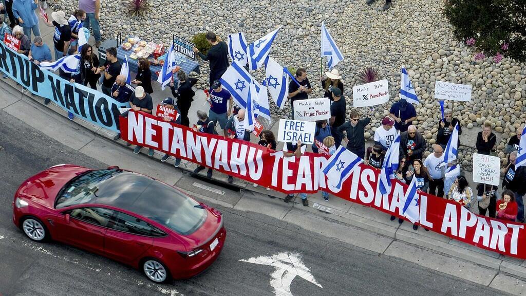 ההפגנה נגד נתניהו מחוץ למפעל טסלה