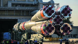 רקטה רוסית מסוג סויוז מובלת לאזור השיגור