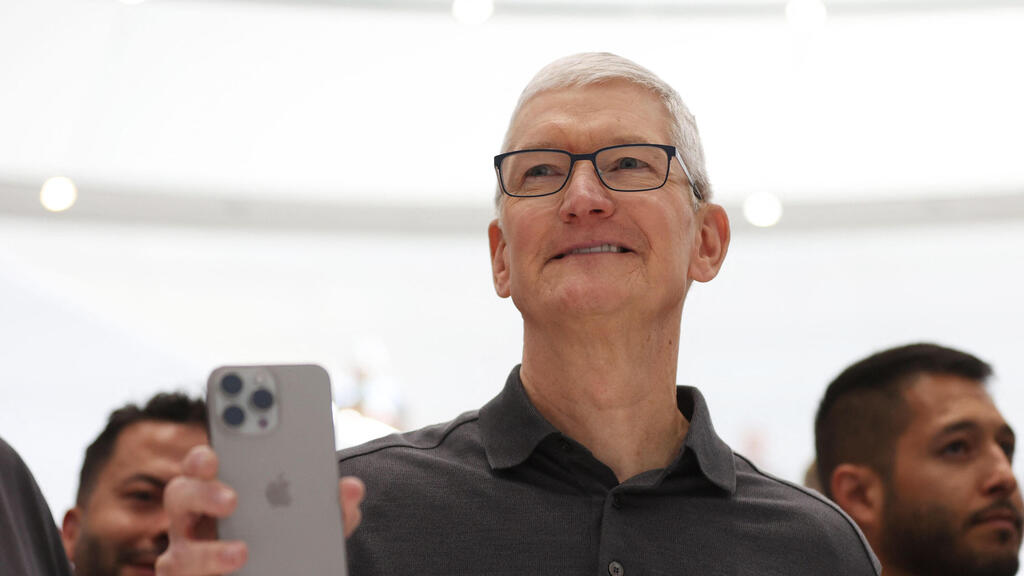 מנכ"ל אפל טים קוק מחזיק אייפון 15 פרו 12.9.23
