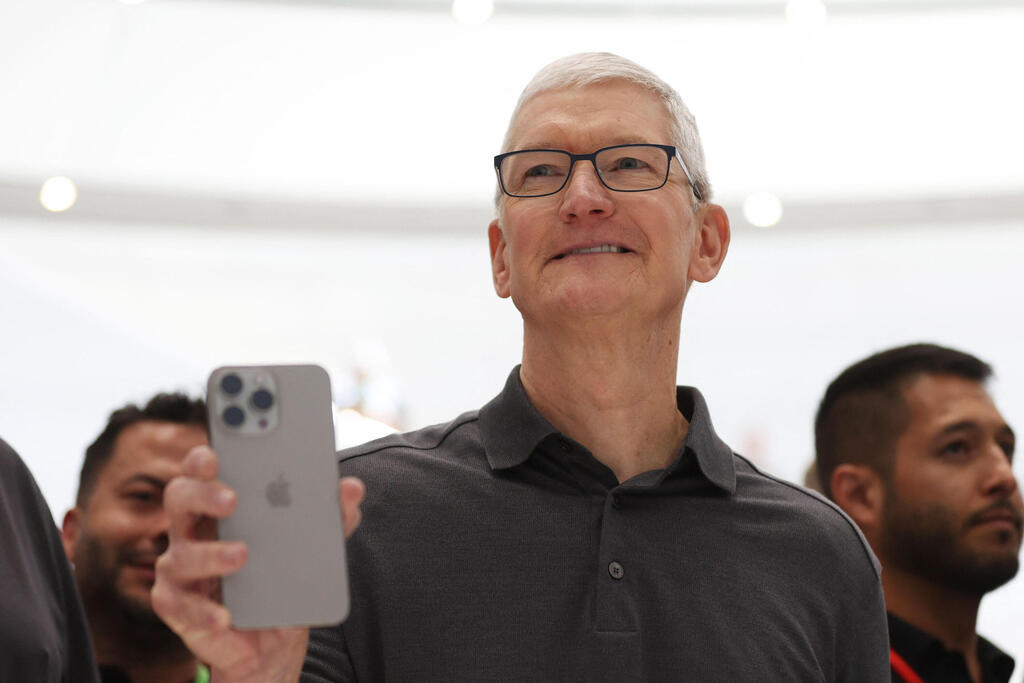 מנכ"ל אפל טים קוק מחזיק אייפון 15 פרו 12.9.23