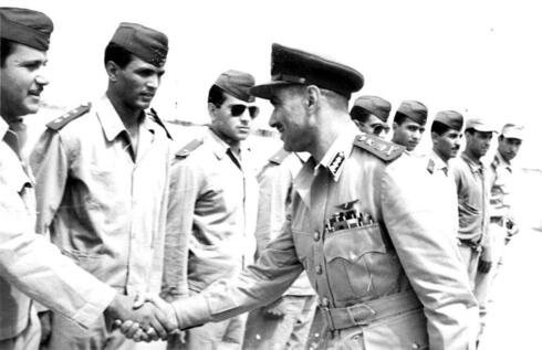 חיוכים מודאגים. ביקור בכירים בבסיס של חיל האוויר המצרי, צילום:  Wikimedia