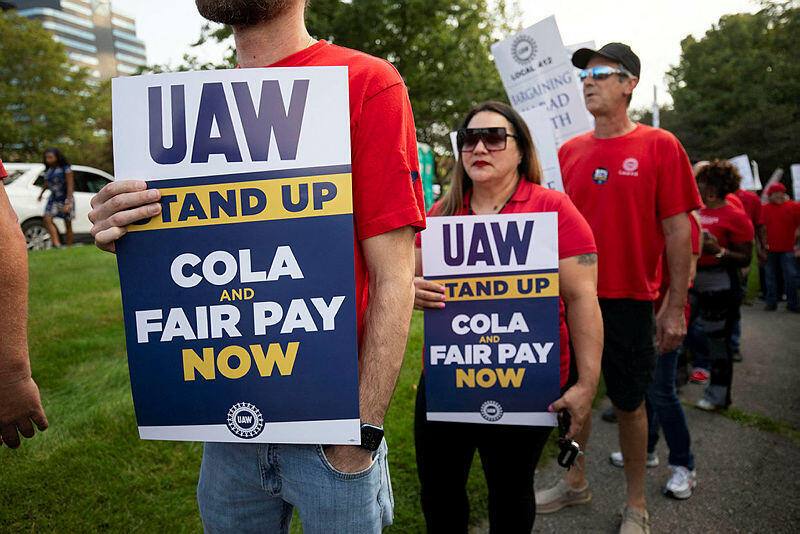 עובדים החברים ב איגוד עובדי הרכב UWA מפגינים ליד מטה סטלנטיס באובורן הילס מישיגן כחלק מהשביתה שבה פתחו
