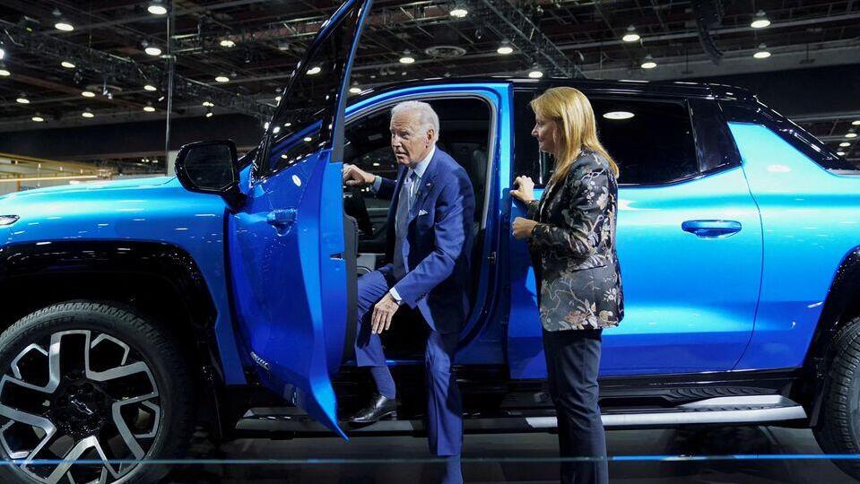 הנשיא ג'ו ביידן רכב חשמלי שברולט