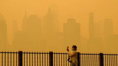 זיהום אוויר כבד בניו יורק בעקבות שריפות בקנדה. ברשימת הסיכונים המובילים לעשור הקרוב, צילום: ANGELA WEISS / AFP