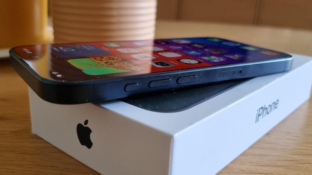 אייפון 15 פרו: גם בלי שיפורים גדולים - הפער מהמתחרים נשמר