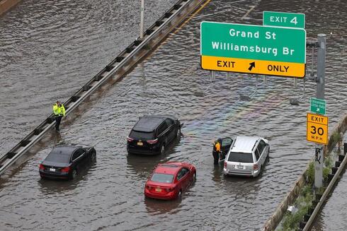 הכביש הפך לנהר, צילום: REUTERS/Andrew Kelly